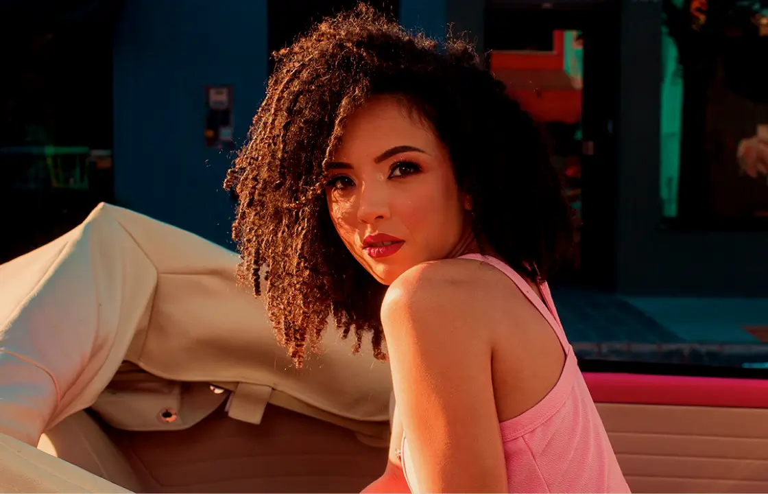 Imagen de una mujer con rizos  