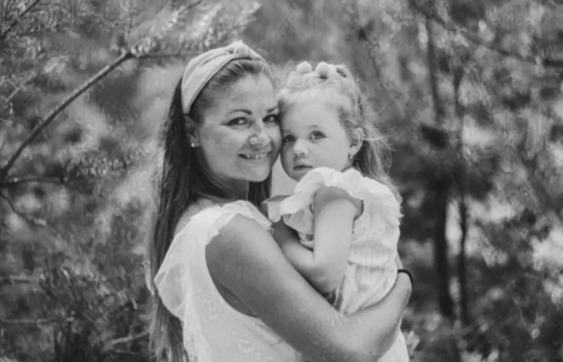 婦女抱著孩子的舊家庭照片