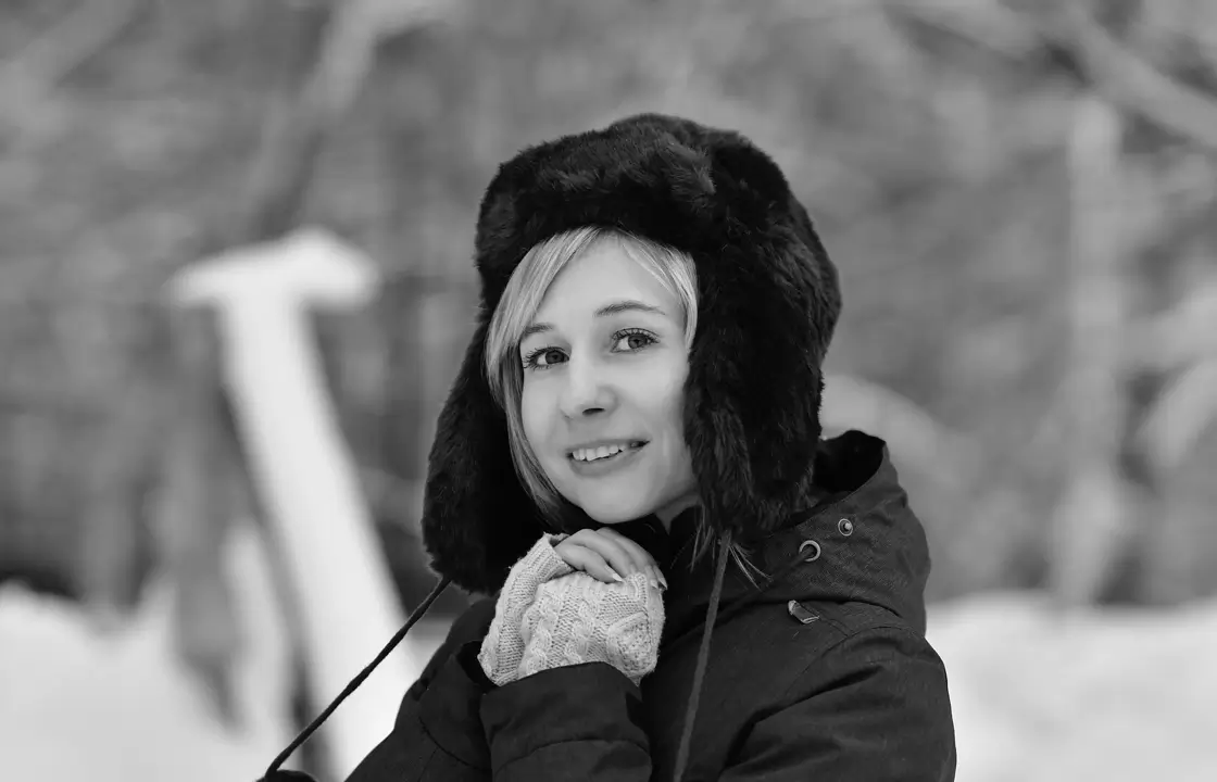 foto wanita berambut perang hitam dan putih