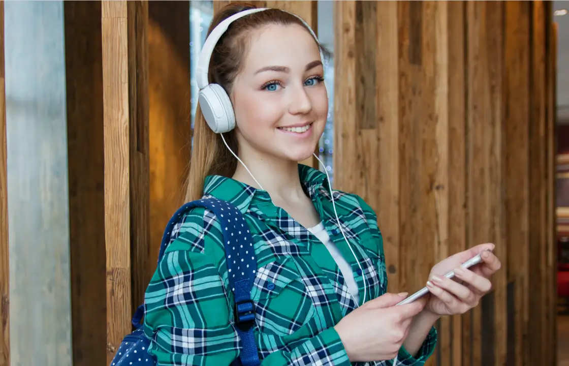 戴著耳機的高解析度女性肖像