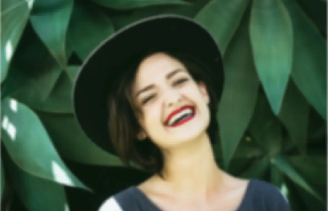 戴著帽子的模糊女人肖像